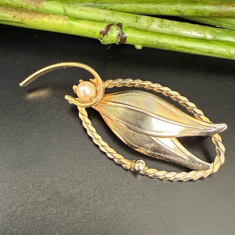 Vintage Unsigned Gold-tone Leaf with Faux Pearl Small Brooch 5.1g.